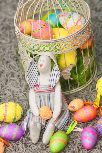 Conejo de juguete de Pascua con huevos de colores — Foto de Stock