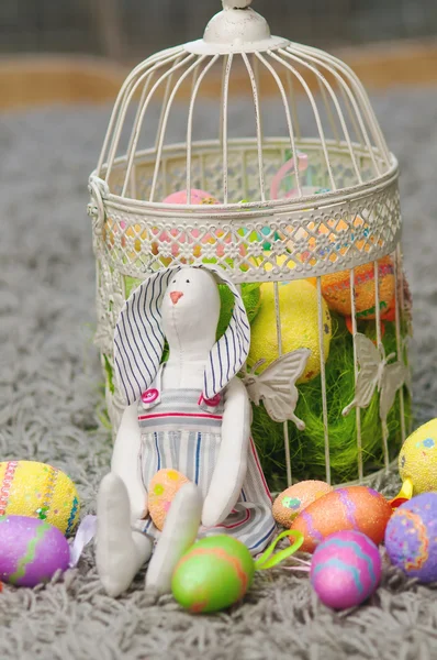 Paashaas speelgoed met gekleurde eieren — Stockfoto