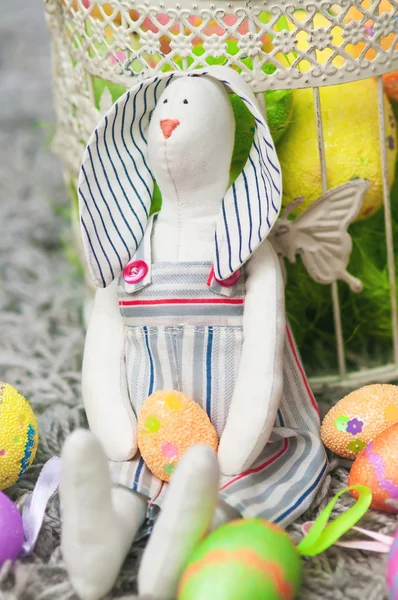 Conejo de juguete de Pascua con huevos de colores — Foto de Stock