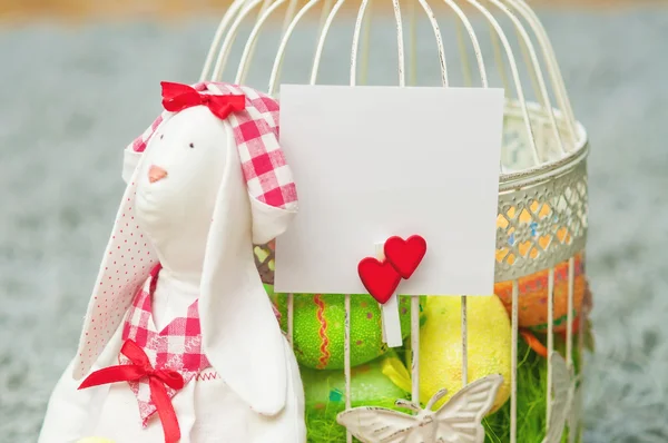 กระต่ายของเล่นอีสเตอร์กับไข่สี — ภาพถ่ายสต็อก