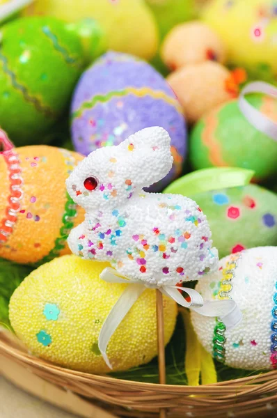 Coelho de brinquedo de Páscoa com ovos coloridos — Fotografia de Stock