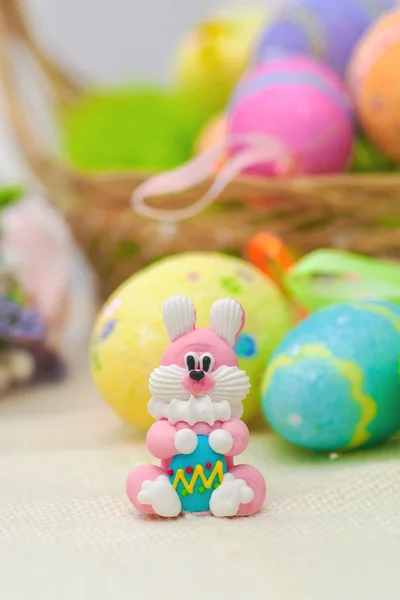 着色された卵のイースターのウサギ — ストック写真