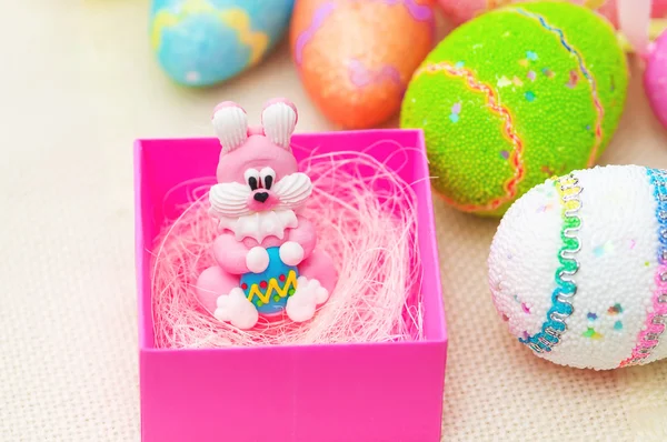 Conejo de Pascua con huevos de colores — Foto de Stock