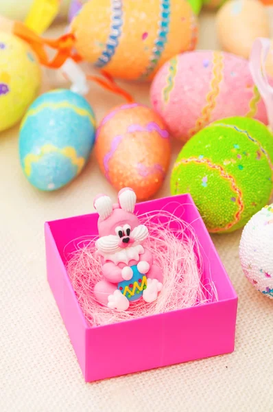 Пасхальный кролик с цветными яйцами — стоковое фото