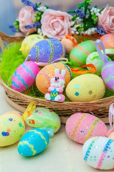 Paashaas met gekleurde eieren — Stockfoto