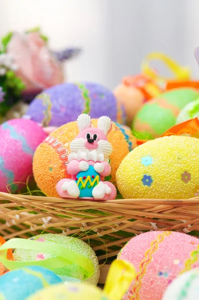 Conejo de Pascua con huevos de colores — Foto de Stock