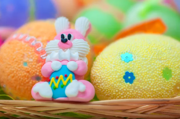 Conejo de Pascua con huevos de colores — Foto de Stock