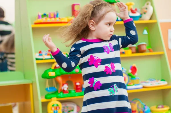 Menina brincando com brinquedos na sala de jogos — Fotografia de Stock