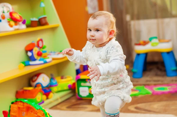 Menina brincando com brinquedos na sala de jogos — Fotografia de Stock