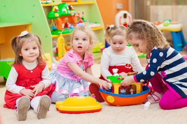 Kleine Mädchen spielen mit Spielzeug im Spielzimmer — Stockfoto