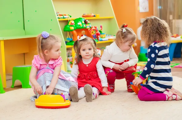 Meninas brincando com brinquedos na sala de jogos — Fotografia de Stock