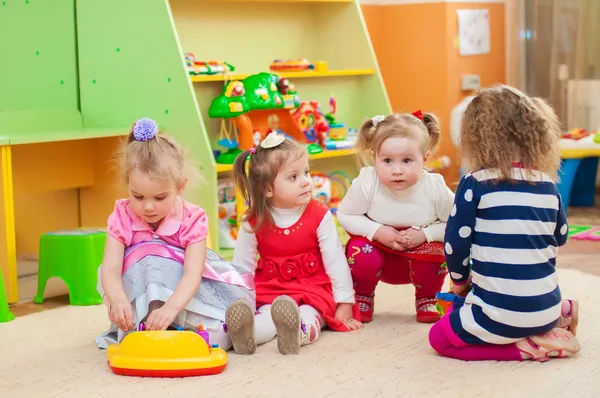 Dziewczynki gry z zabawek w sali zabaw — Zdjęcie stockowe