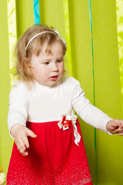 Petite fille avec panier avec oeufs de Pâques — Photo