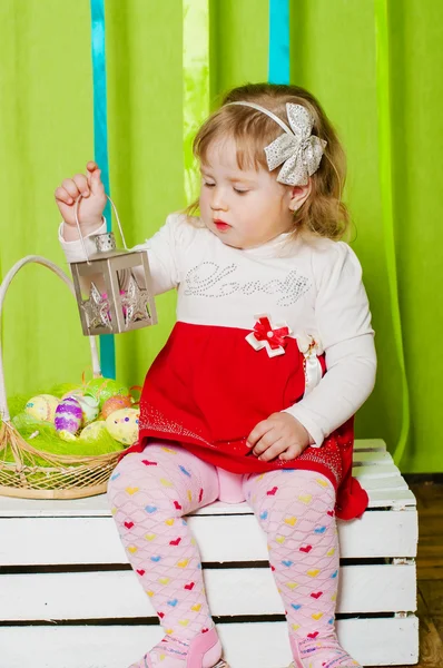 Petite fille avec un panier avec des œufs de Pâques — Photo