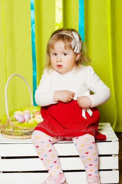 Bambina con un cesto con uova di Pasqua — Foto Stock