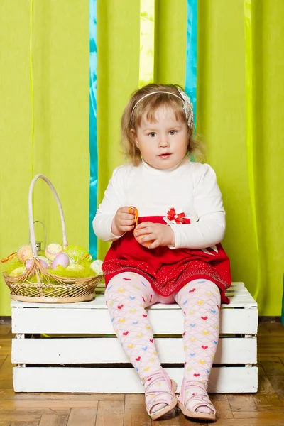 Kleines Mädchen mit einem Korb mit Ostereiern — Stockfoto