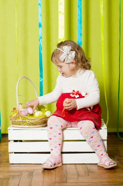 Meisje met een mandje met Pasen eieren — Stockfoto
