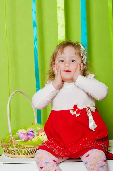 Petite fille avec un panier avec des œufs de Pâques — Photo