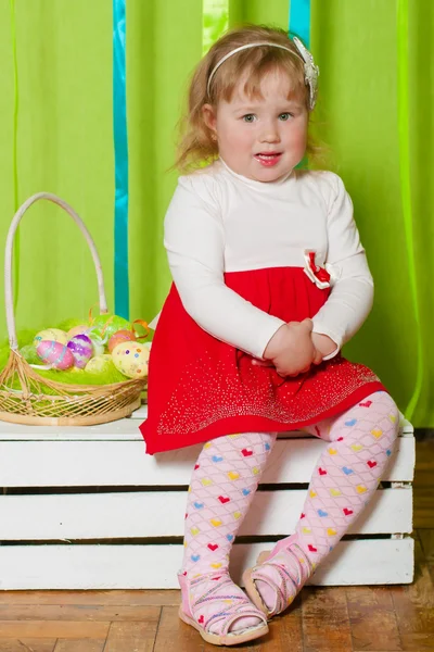 Kleines Mädchen in einem schönen Kleid — Stockfoto
