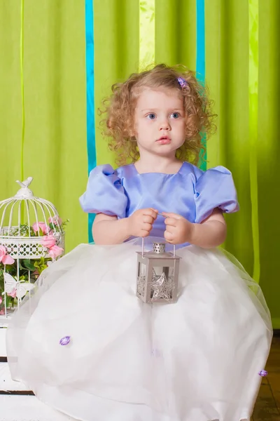 Niña en un hermoso vestido con jaulas para pájaros —  Fotos de Stock