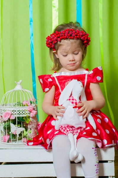 Menina bonita em um vestido vermelho e coroa de bagas vermelhas — Fotografia de Stock