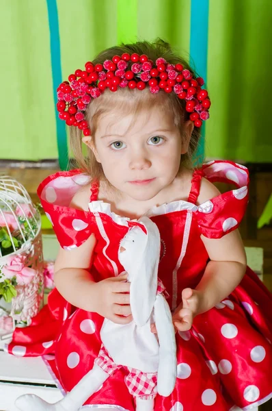 Piękna dziewczyna w czerwonej sukience i wieniec czerwone jagody — Zdjęcie stockowe