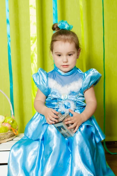 Hermosa chica en un vestido azul — Foto de Stock