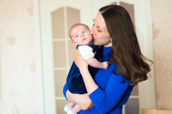 Kleines Baby in den Armen der Mutter — Stockfoto