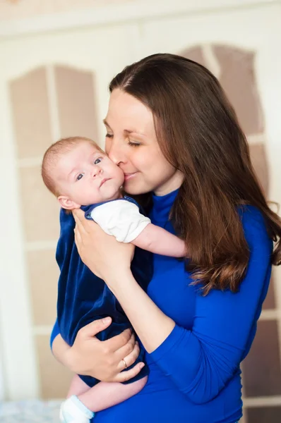 Kleine baby in de armen van moeder — Stockfoto