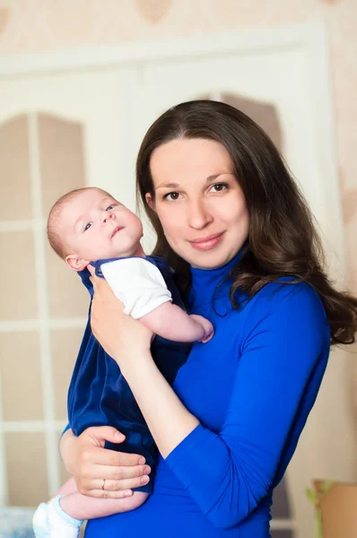 Lilla bebis i mammas famn — Stockfoto