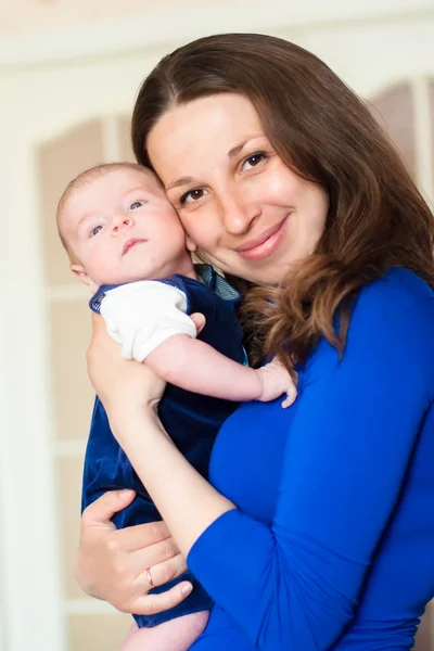 Lilla bebis i mammas famn — Stockfoto