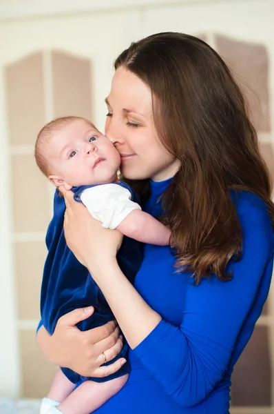 Kleine baby in de armen van moeder — Stockfoto