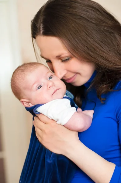 Lilla bebis i mammas famn — Stockfoto