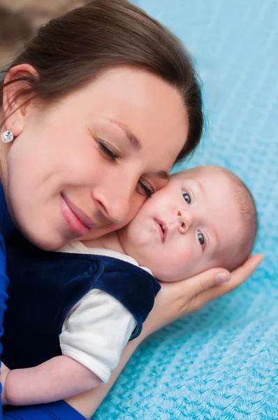 Kleine baby in de armen van moeder — Stockfoto