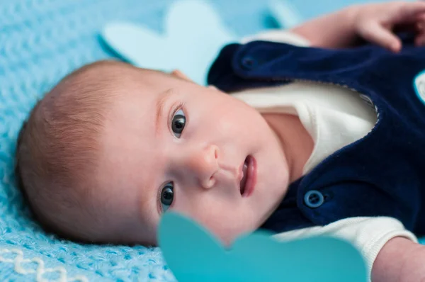 Zoete baby op het bed — Stockfoto