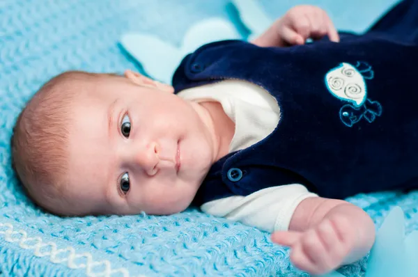 Zoete baby op het bed — Stockfoto