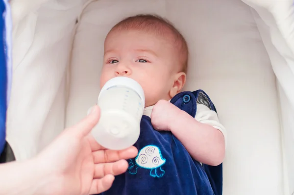 Mutter füttert ihr Baby aus einer Flasche — Stockfoto