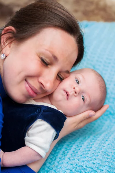 Pequeño bebé en brazos de madre — Foto de Stock