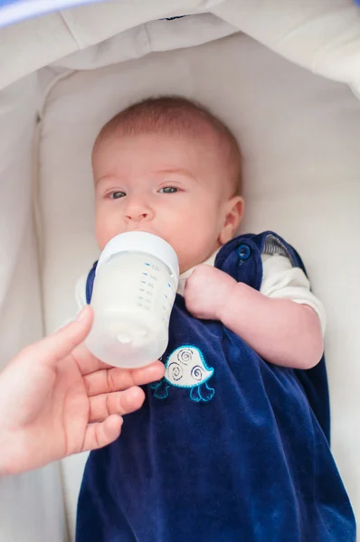 Moeder haar baby voeden uit een fles — Stockfoto