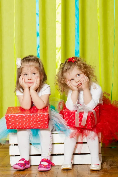 Девочки в пушистых юбочках с подарочными коробками — стоковое фото