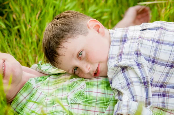 Father and boy in nature — Stock Photo, Image