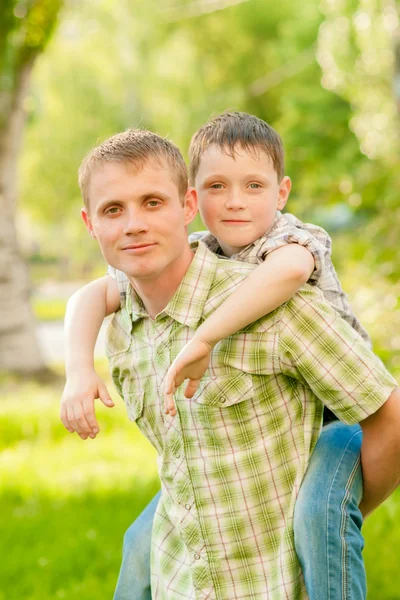 Vader en jongen in de natuur — Stockfoto