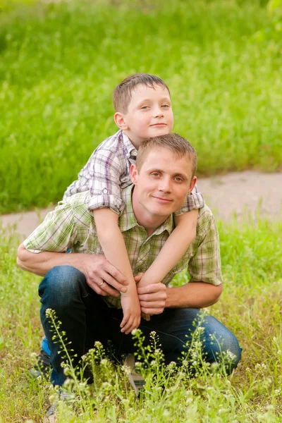 Father and boy in nature — Stock Photo, Image