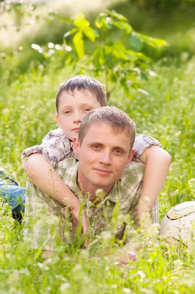 Отец и мальчик в природе — стоковое фото