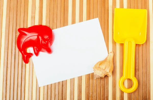 Papierkarte und Muscheln Spielzeugschaufel auf Holz — Stockfoto