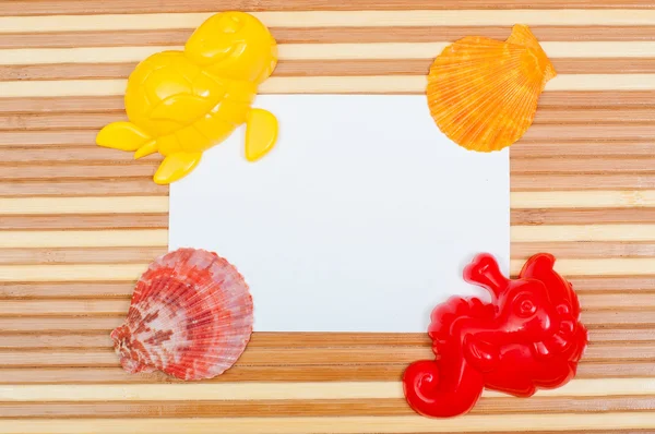 Paper card and seashells toy shovel on wood — Stock Photo, Image