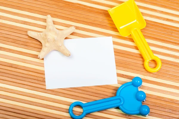 Papierkarte und Muscheln Spielzeugschaufel auf Holz — Stockfoto