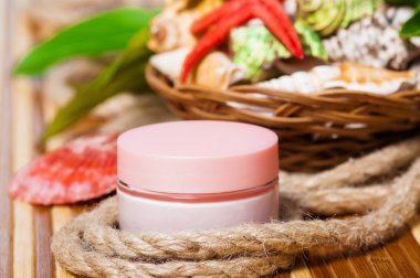 kabukları ile bambu hasır üzerinde krem kavanoz