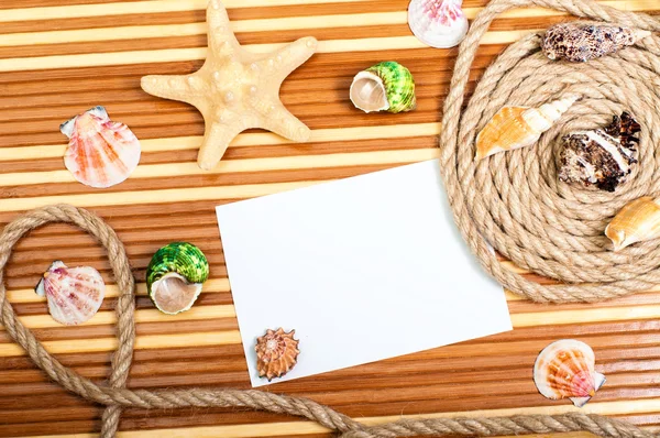 Sandstrand mit Holzplanken und blanken — Stockfoto