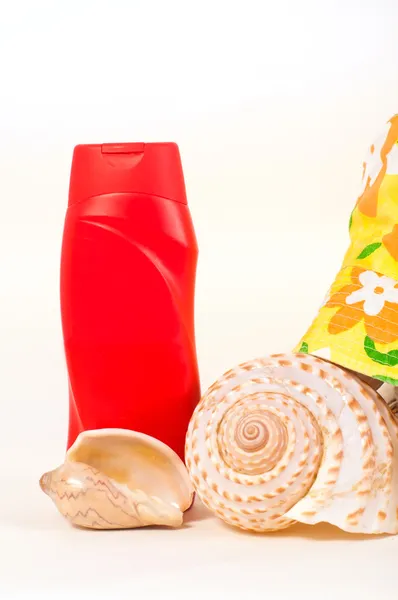 Botella de champú y toalla conchas marinas sombrero de verano —  Fotos de Stock